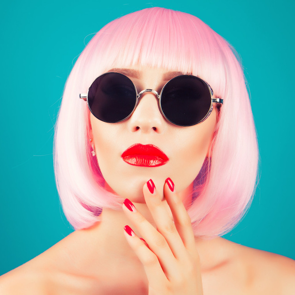 beautiful woman wearing wig and  sunglasses - Fotografie, Obrázek