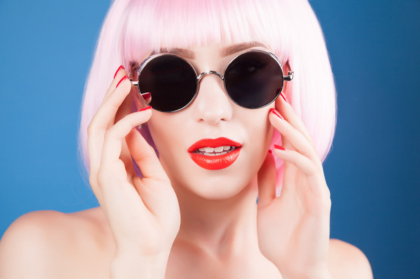 beautiful woman wearing wig and  sunglasses - Fotoğraf, Görsel