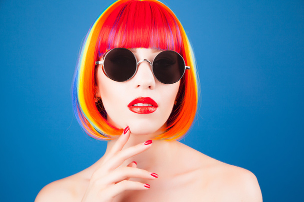 beautiful woman wearing wig and  sunglasses - Foto, Imagem