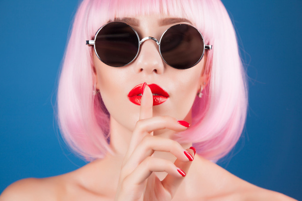 beautiful woman wearing wig and  sunglasses - Valokuva, kuva