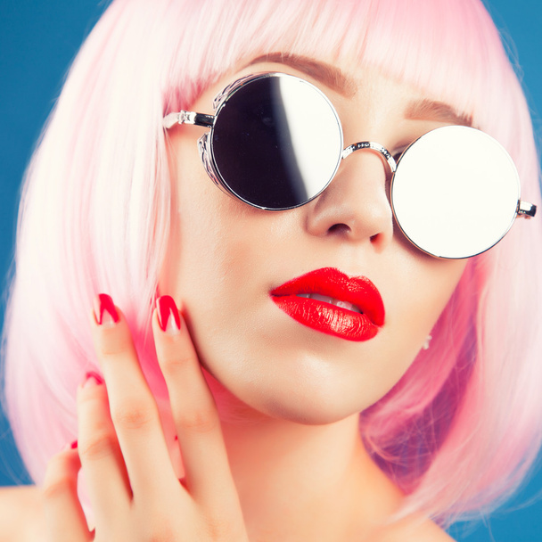 beautiful woman wearing wig and  sunglasses - Foto, Imagen