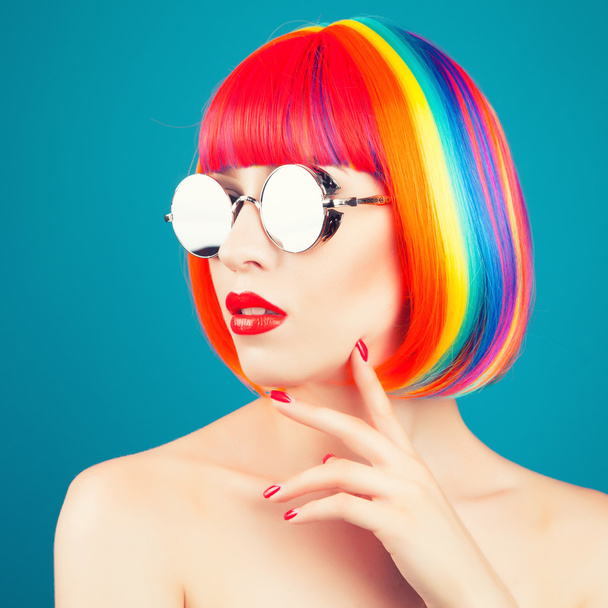 güzel kadın giyiyor renkli peruk - Fotoğraf, Görsel