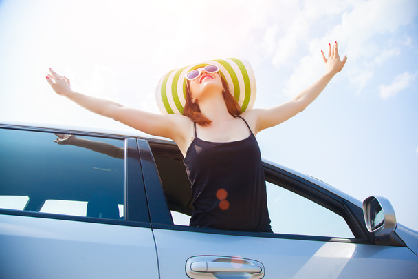 ευτυχισμένη γυναίκα κλίνει από το παράθυρο του αυτοκινήτου - Φωτογραφία, εικόνα