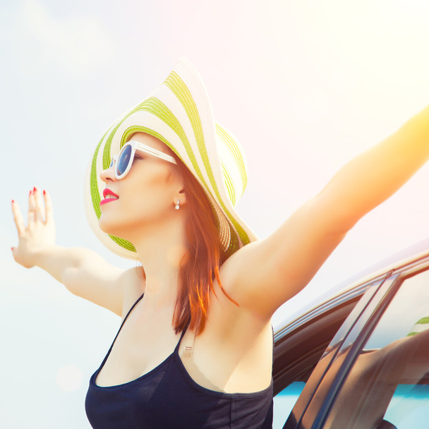 Szczęśliwa kobieta nachylając się okno samochodu - Zdjęcie, obraz