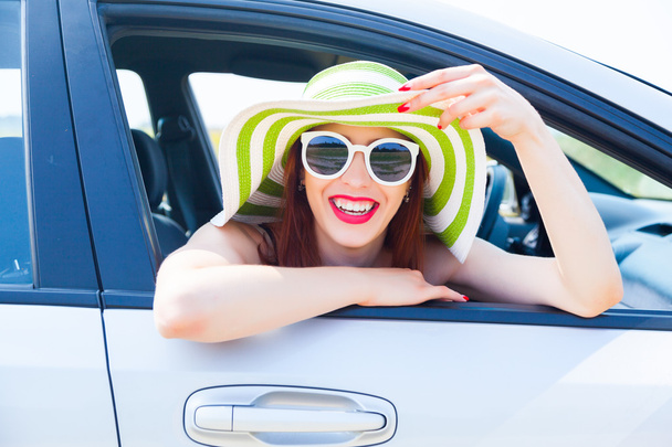 щаслива жінка випрямляє вікно автомобіля
 - Фото, зображення