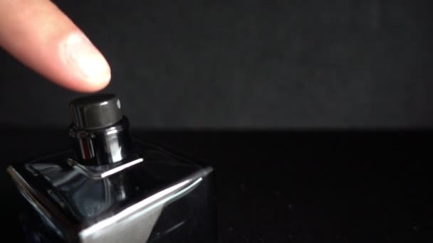 Slow motion video perfumy rozpylany - Materiał filmowy, wideo
