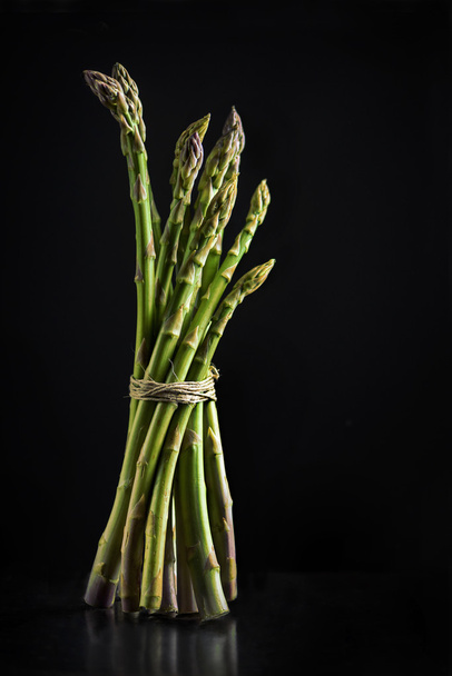 Asparagus on black background - Zdjęcie, obraz