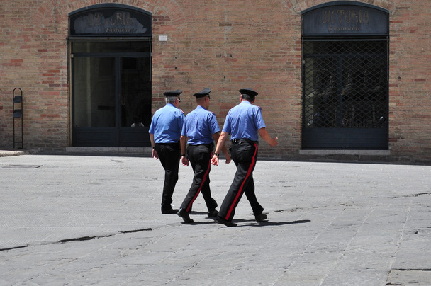 Polizisten in Uniform gehen spazieren - Foto, Bild