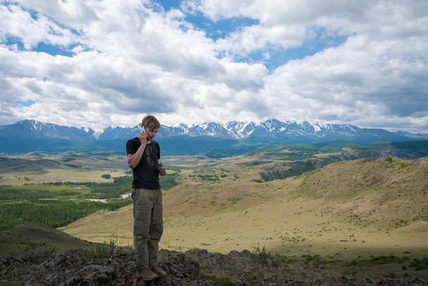 the man speaking on the phone in the mountains - 写真・画像