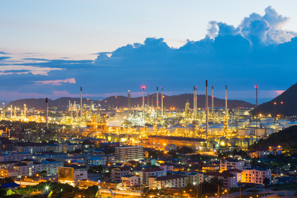 Πετρελαίου διυλιστηρίου εργοστάσιο βουνό φόντο στο λυκόφως - Φωτογραφία, εικόνα