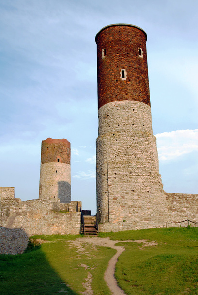 verwoeste middeleeuwse kasteel, met torens in checiny - Foto, afbeelding