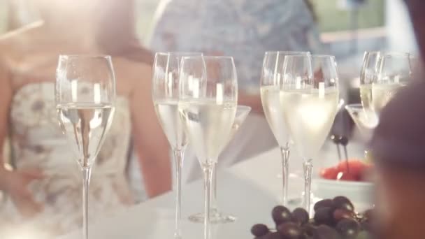 Fondue δοχείο και ποτήρια κρασί με φρούτα - Πλάνα, βίντεο