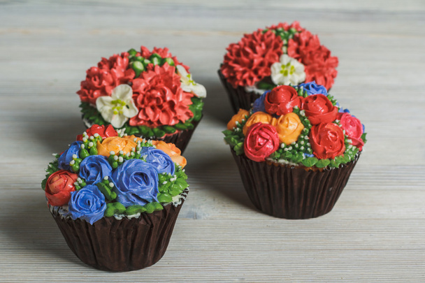 Κρεμώδη muffins με λουλούδια - Φωτογραφία, εικόνα