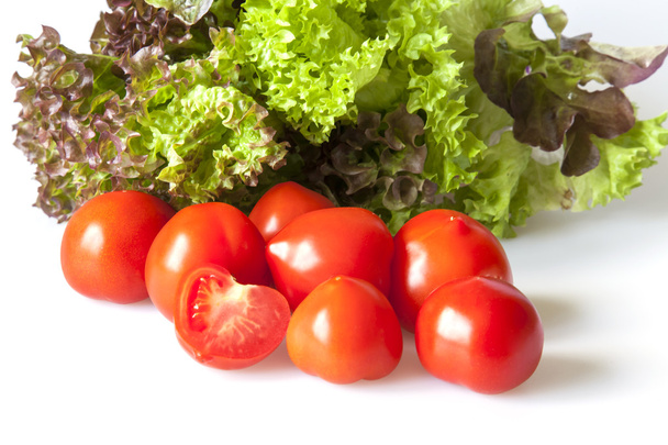  Ripe red tomatoes and lettuce leaves - Foto, Bild