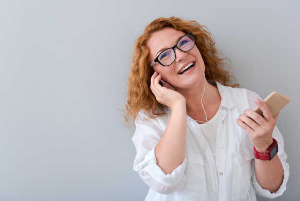Joyful senior woman listening to music - Zdjęcie, obraz