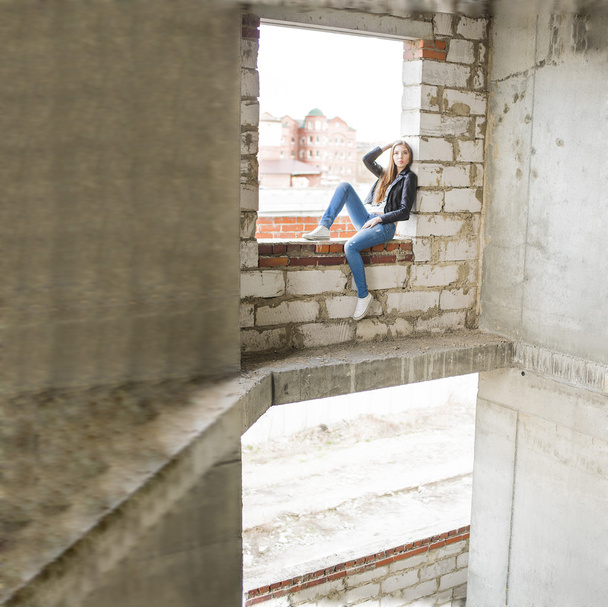 Retrato de mujer sentada en un edificio nuevo
  - Foto, Imagen