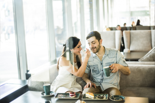 Молодая пара сидит в кафе  - Фото, изображение