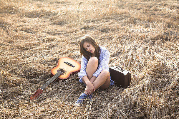 girl sitting with acoustic guitar - Foto, afbeelding