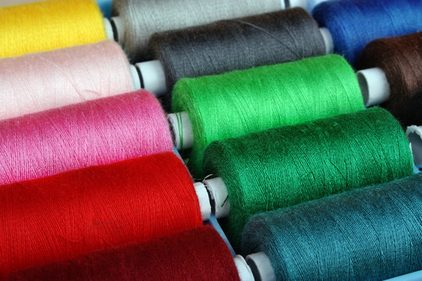 Швейні нитки різнокольорові
 - Фото, зображення