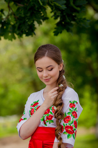 Ukrainan tyttö kansallisissa vaatteissa - Valokuva, kuva