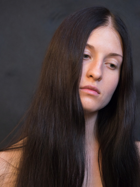 黒い髪を持つ若い女性  - 写真・画像