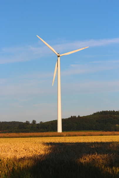 Ветряная турбина с прекрасным голубым небом
 - Фото, изображение