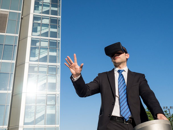 Бізнесмен використовує окуляри віртуальної реальності у бізнес-центрі
 - Фото, зображення