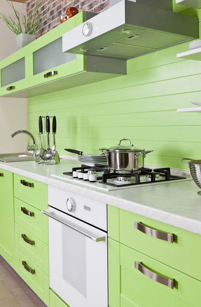 Lujosa cocina verde nueva con electrodomésticos modernos
 - Foto, imagen