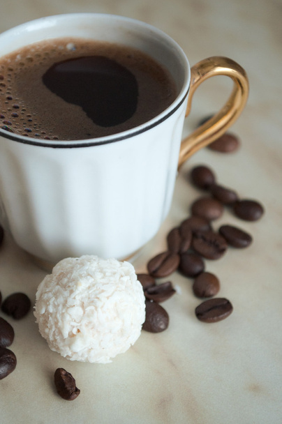 Šálek kávy s kávovými zrny - Fotografie, Obrázek