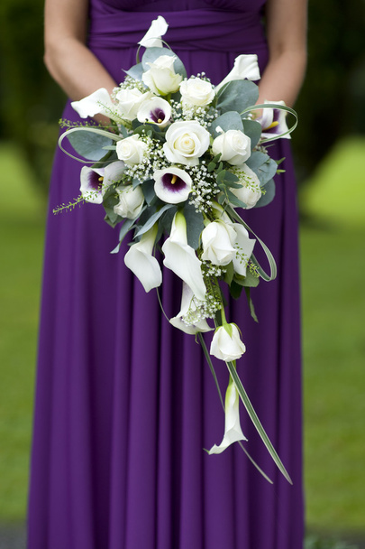 Подружка невесты в фиолетовом с свадебным букетом
 - Фото, изображение