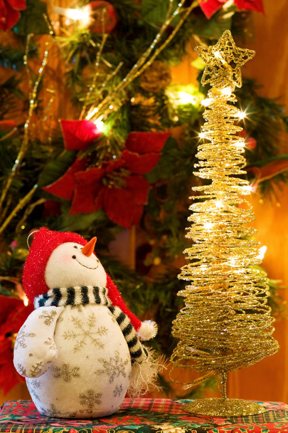 Kerstmis sneeuwpop en gouden boom - Foto, afbeelding