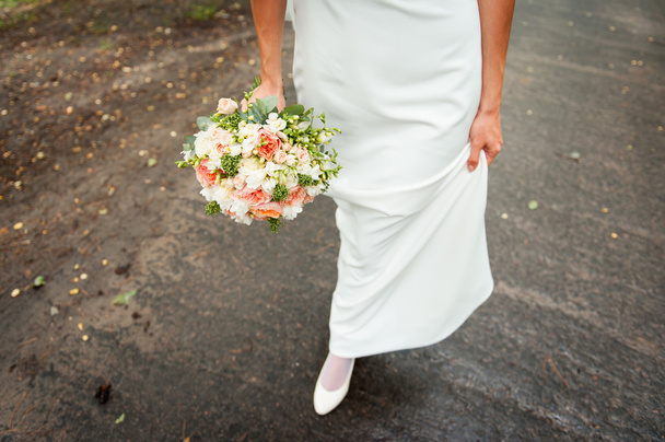 Krásná svatební kytice v rukou nevěsty - Fotografie, Obrázek