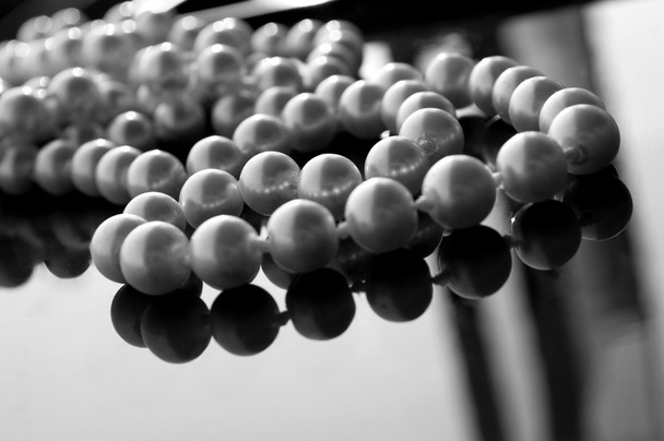 Perle auf glänzender Oberfläche - Foto, Bild