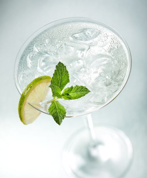 glass of iced cocktail - Foto, Bild