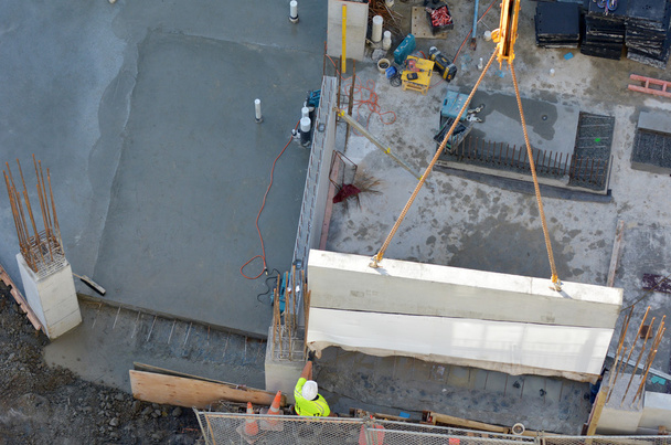 Építőipari munkások útmutatók egy strukturális előregyártott beton  - Fotó, kép