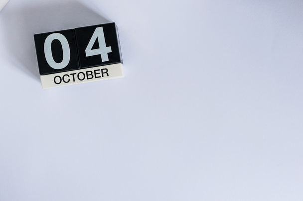 4 октября. День 4 месяца, календарь деревянного цвета на белом фоне. Осеннее время. Пустое место для текста
 - Фото, изображение