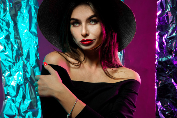 fashionable girl in hat with wide brim - Foto, Imagen