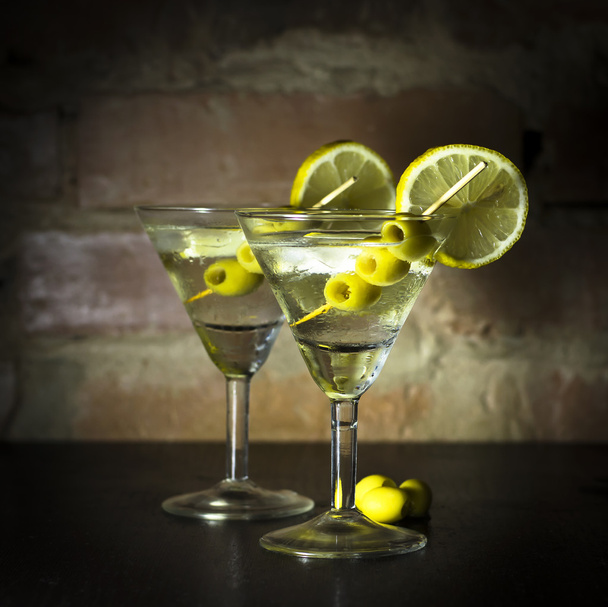 Martini z oliwek, cytryny i lodu - Zdjęcie, obraz