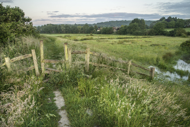 Hermoso amanecer vibrante verano sobre el campo Inglés landsc
 - Foto, Imagen
