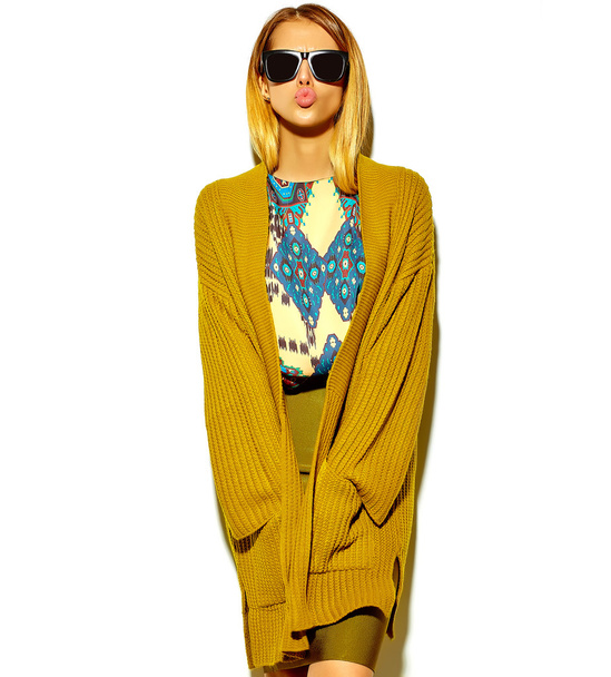 mooie blonde vrouw meisje in Casual hipster zomer kleding  - Foto, afbeelding