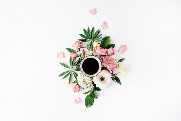 Zwarte koffie mok onder bloemen - Foto, afbeelding