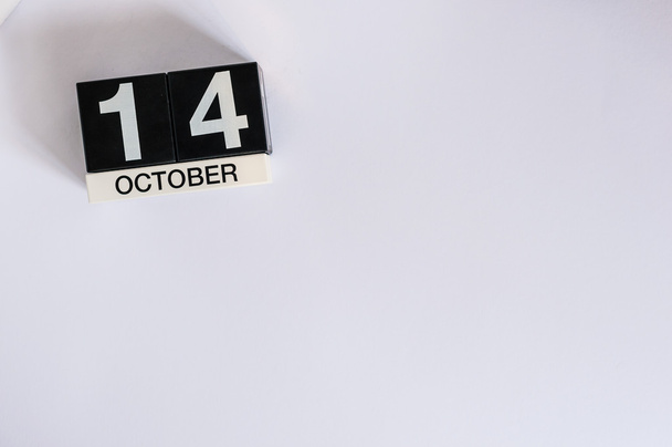14. října. Den 14 měsíců, dřevěný barevný kalendář na bílém pozadí. Čas na podzim. Prázdné místo pro text - Fotografie, Obrázek