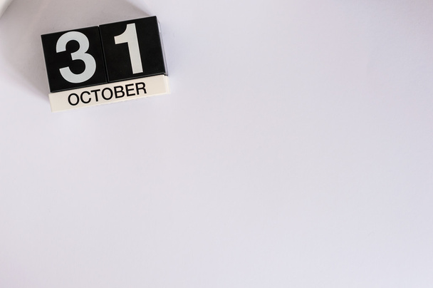 31. lokakuuta. Päivä 31 kuukauden, puinen väri kalenteri valkoisella taustalla. Syksyn aika. Tyhjä tila tekstille
 - Valokuva, kuva