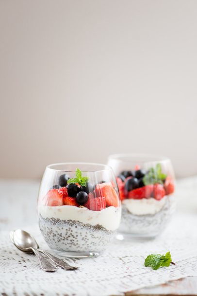 Chia zaden in yoghurt met muesli, yoghurt en aardbeien, blauwe - Foto, afbeelding