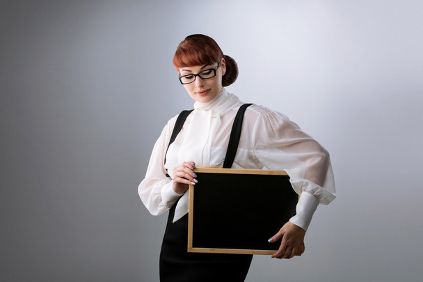 Vrouw met kleine blackboard - Foto, afbeelding