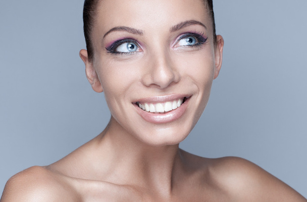 Portrait of beautiful brunette woman with blue eyes - Foto, Bild