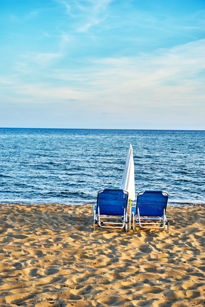 Пляжные шезлонги с пупсом и красивый пляж в солнечный день
 - Фото, изображение