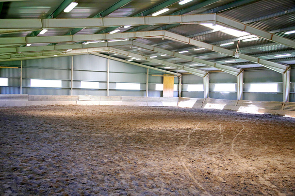 Ver uma arena de equitação interior backlight
  - Foto, Imagem
