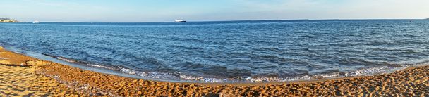 Foto panorámica de playa con cielo azul
.  - Foto, imagen