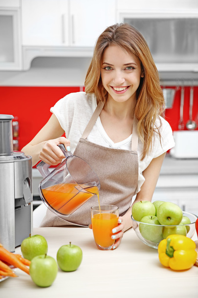 Beautiful girl making juice - Zdjęcie, obraz
